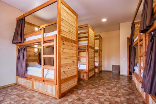 Våningssäng eller våningssängar i ett rum på Hostel Tarnopil