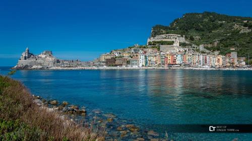 una ciudad sentada en la cima de una colina junto al agua en Villa Luli, en Portovenere