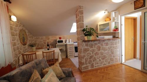 a living room with a couch and a kitchen at Apartment Ivanka in Omiš