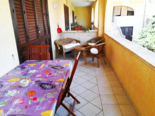 stół i krzesła na balkonie domu w obiekcie Appartamento La Cava w mieście Favignana