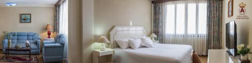 Ліжко або ліжка в номері Gran Hotel Ambassador