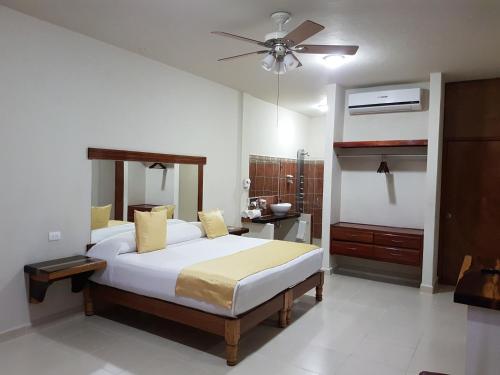 En eller flere senger på et rom på Auto Hotel Paraíso Inn