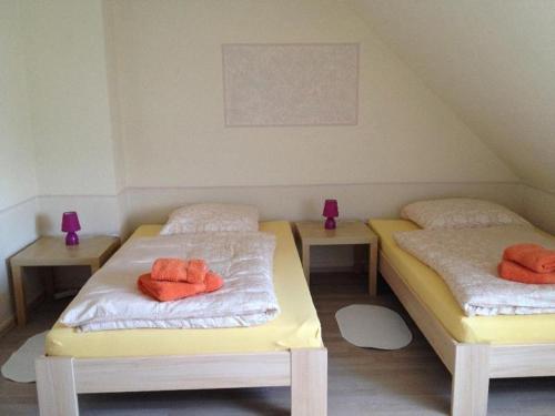 a room with two beds with orange towels on them at Ferien-Monteurwohnung-Essen-Huttrop-Stadtmitte-bis-5-Personen in Essen