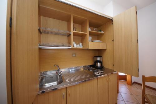 Kuchyň nebo kuchyňský kout v ubytování Hotel Alpi
