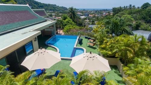 einen Luftblick auf ein Resort mit Sonnenschirmen und einem Pool in der Unterkunft Sea View Luxury Villas Kata Beach in Kata Beach