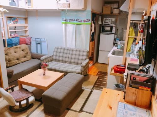 大阪天六馆的客厅里有一张沙发和一张桌子。