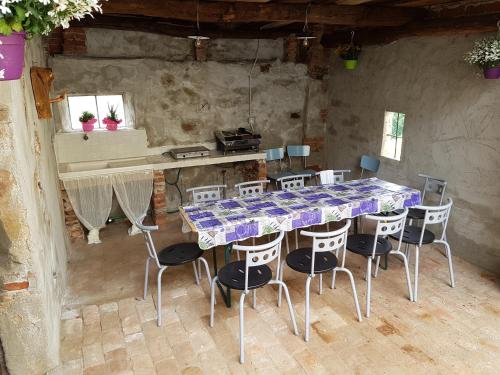 een lange tafel en stoelen in een kamer bij I Baracchi in Frabosa Sottana