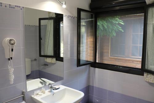 baño con lavabo y ventana en Agriturismo San Leonardo, en Centola