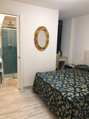 a bedroom with a bed and a mirror on the wall at Al Mascaron Ridente in Venice