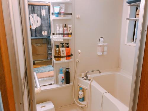 大阪天六馆的带水槽和浴缸的浴室