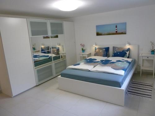een witte slaapkamer met een bed en een vuurtoren bij New "Casa Maria" in Ascona