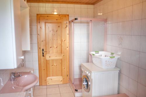 łazienka z umywalką i pralką w obiekcie Eggerhof - Ferienhaus w mieście Ramsau am Dachstein