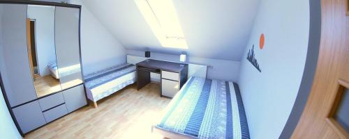 Ένα ή περισσότερα κρεβάτια σε δωμάτιο στο Apartament Promyczek