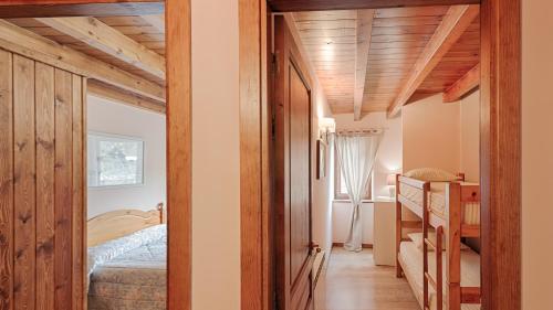 レスにあるSaplan Real Estate SADAUのベッドルーム1室(ベッド1台付)、木製のドア