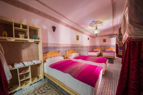 En eller flere senge i et værelse på La Casa Espanyola