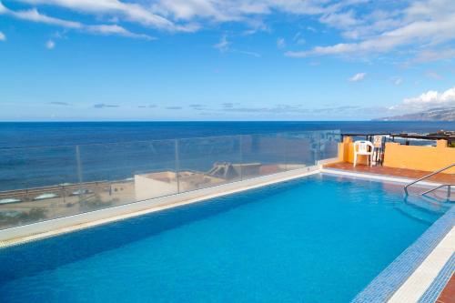プエルト・デ・ラ・クルスにあるHotel Marquesaの海の景色を望むスイミングプール