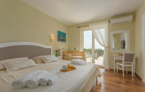 sypialnia z łóżkiem i ręcznikami w obiekcie Villa Sterpazzi - near Porec with Sea View, private Jacuzzi, Sauna and Pool w mieście Višnjan