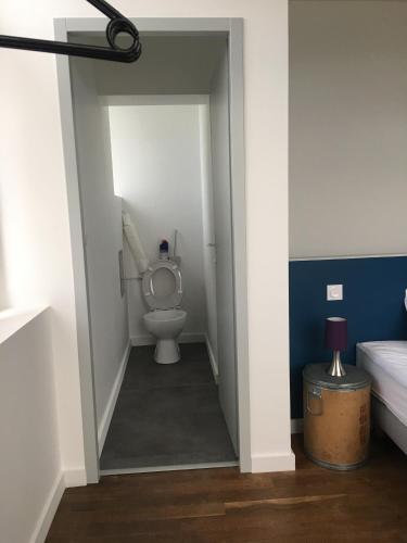 - une salle de bains avec toilettes dans le couloir dans l'établissement O' li douillet, aux Épesses