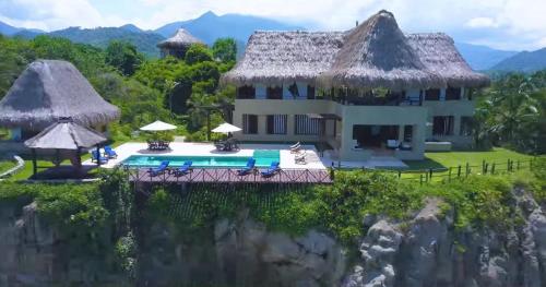 an aerial view of a villa with a swimming pool at Senda Casa Tayrona Los Naranjos in Los Naranjos