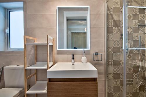 聖朱利安斯的住宿－"Centre Point" Apartment，浴室配有白色水槽和淋浴。