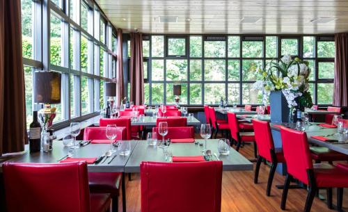 Bastion Hotel Bussum Hilversum tesisinde bir restoran veya yemek mekanı