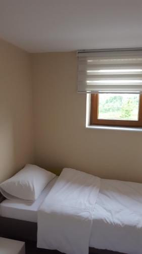 a bedroom with two white beds and a window at TAŞ KONAK BUTİK OTEL in Ordu