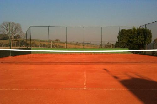 a tennis court with a net on top of it at Hotel Villa D'Angelo in Itatiba