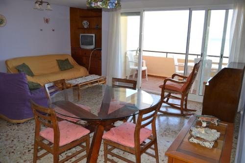 デニアにあるEden Playa LOCDENIAのリビングルーム(ガラスのテーブル、椅子付)