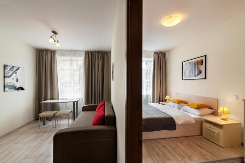 リヴィウにあるLights Apartments with two bedrooms in the center of cityのベッドとテーブルが備わるホテルルームです。