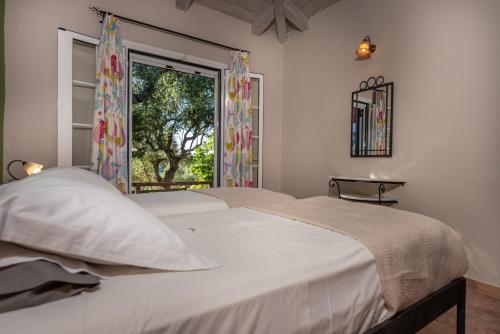 Кровать или кровати в номере Ilyessa Cottages