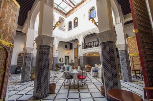 מסעדה או מקום אחר לאכול בו ב-Riad Fes Bab Rcif Sid Aowad & spa