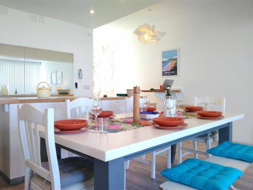 a dining room and kitchen with a table and chairs at R1100ERI Ramla Bay by euroresort in Xagħra