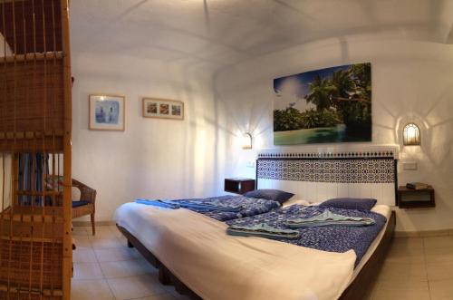 Playa del AguilaにあるExclusive Apartmentのベッドルーム1室(ベッド1台付)
