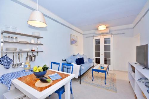Televisyen dan/atau pusat hiburan di Apartment Pepica with sea view