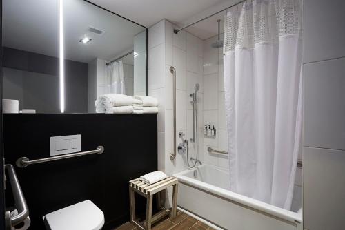 Phòng tắm tại Hôtel Escad Quartier DIX30