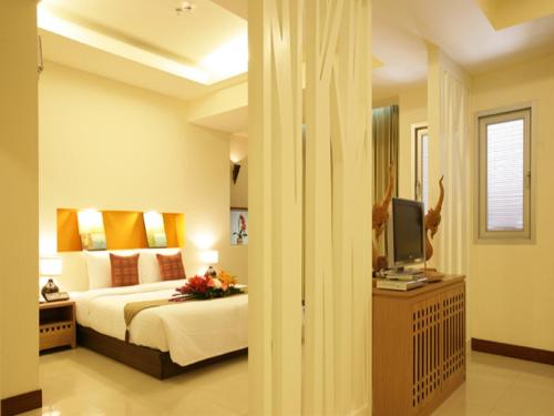 Giường trong phòng chung tại Maninarakorn Hotel