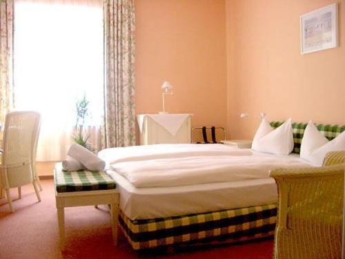 a bedroom with a large bed and a window at Hotel Neustadt in Osnabrück