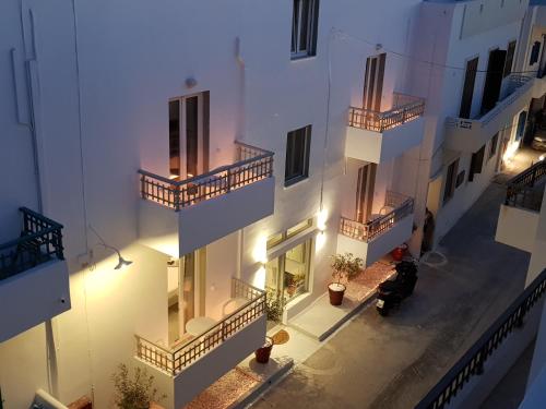 een uitzicht op een gebouw met verlichting bij Alpha Studios (Adults Only) in Naxos Chora