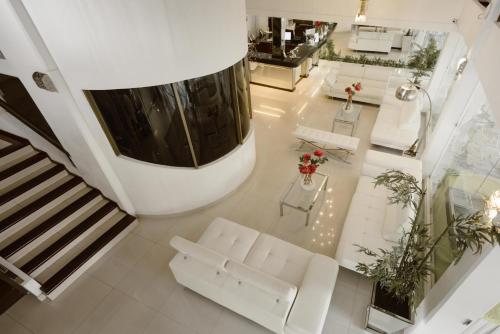 vistas panorámicas a una sala de estar con muebles blancos en Hotel Arenal, en Santa Cruz de la Sierra