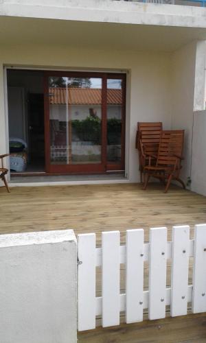 une clôture blanche devant une maison dans l'établissement les genets, à Bretignolles-sur-Mer