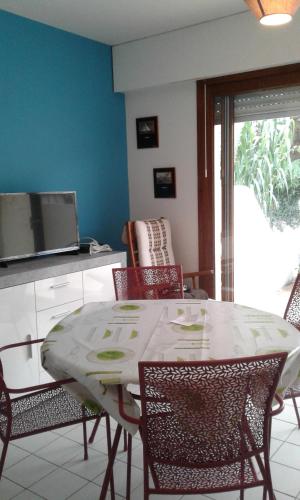 les genets في بريتاينول-سور-مير: غرفة طعام مع طاولة وكراسي