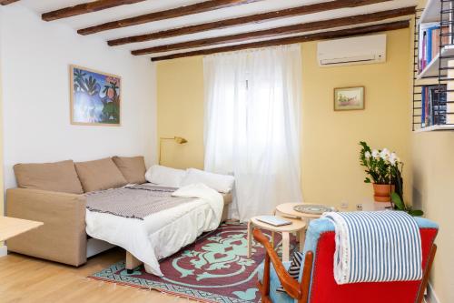 マドリードにあるCalidez en Malasaña - Nixのリビングルーム(ベッド1台、ソファ付)