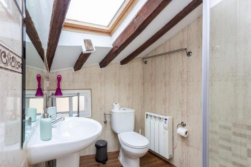 un bagno con un water bianco e un lavandino di Calidez en Malasaña - Nix a Madrid