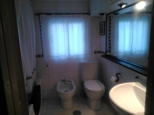 Baño pequeño con aseo y lavamanos en Apartamento El Cielo de Jesi en León