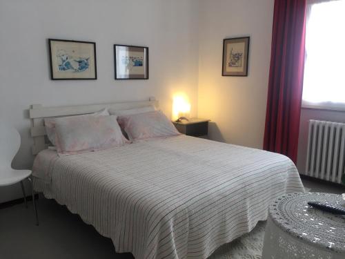 オルビアにあるShort Letのベッドルーム1室(大型ベッド1台、白い毛布付)