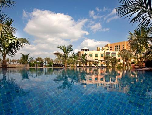 Shangri-La Hotel Apartments Qaryat Al Beriの敷地内または近くにあるプール