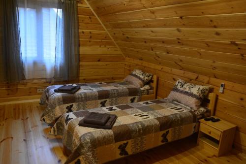 a bedroom with two beds in a log cabin at Cooper House in Szack