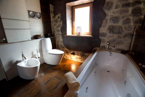 La salle de bains est pourvue d'une baignoire, de toilettes et d'un lavabo. dans l'établissement Casa Maru, à Camarmeña