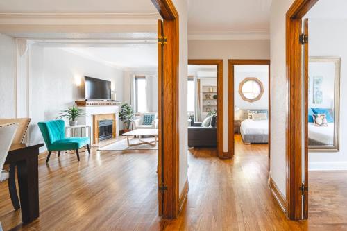 sala de estar con espejo grande y sala de estar en MTLVacationrentals-The MTLVR Kisses, en Montreal