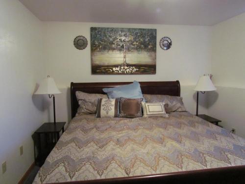 um quarto com uma cama grande e 2 candeeiros em Peaceful 3 bdrm Alaskan getaway em Wasilla